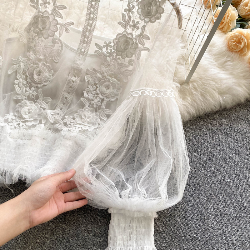 Women's three-dimensional flower collage see-through mesh lantern sleeve slim short top lace base blouse_voghion.com