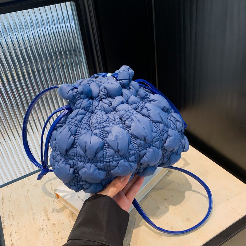 Borsa a tracolla con coulisse, elegante, semplice e rugosa, in piuma d'oca, di Niche_voghion.com