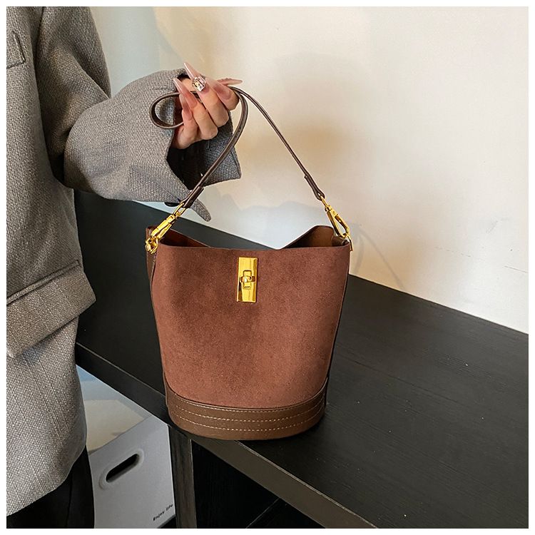 Matte Damen 2024 neue Crossbody Herbst und Winter Bucket Lock Nischendesign High-End-Umhängetasche_voghion.com