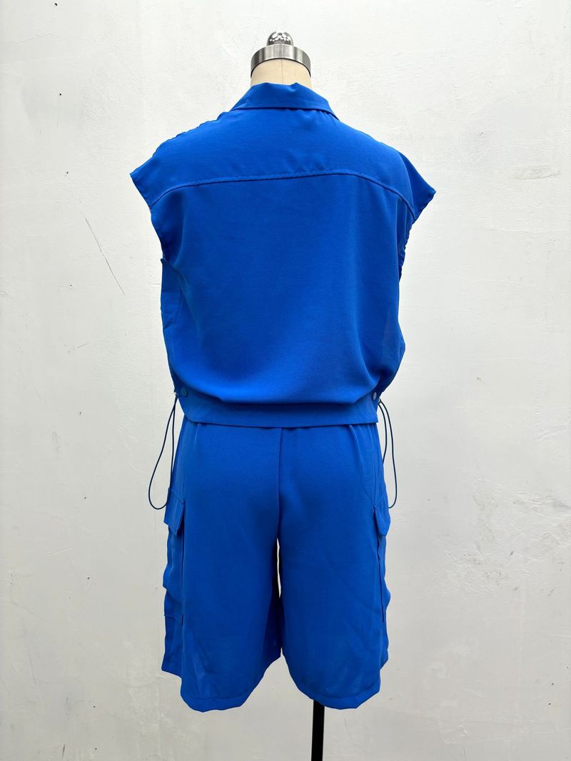 Completo da donna in due pezzi, casual, ampio, tinta unita, con camicia e pantaloncini, colletto rovesciato_voghion.com