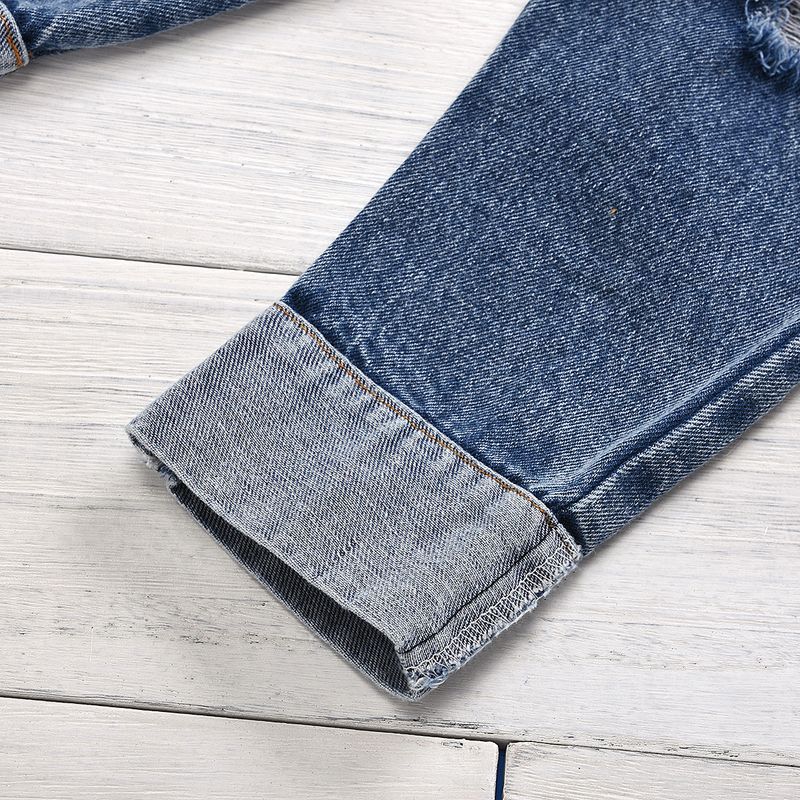 T-shirt nera con stampa di lettere nere per mamma e bambino + pantaloni in denim con asola e cintura_voghion.com