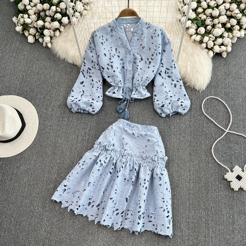 Conjunto feminino de duas peças com camisa curta e manga lanterna, cintura alta e saia justa em A_voghion.com
