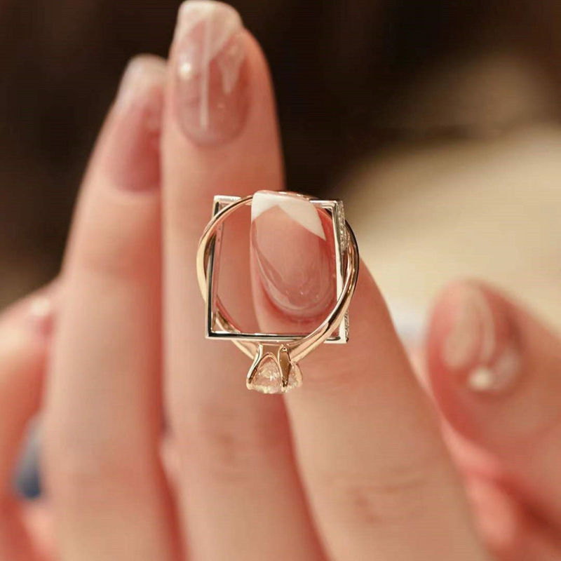 Diamante simulato rosa a doppio strato quadrato con braccio intrecciato per donna, proposta in oro con anello a quattro artigli in carati_voghion.com