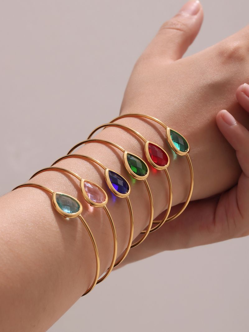 Bracciale da donna in acciaio inossidabile, leggero, lussuoso e minimalista, con zirconi colorati a forma di goccia di zucchero quadrata e apertura regolabile._voghion.com