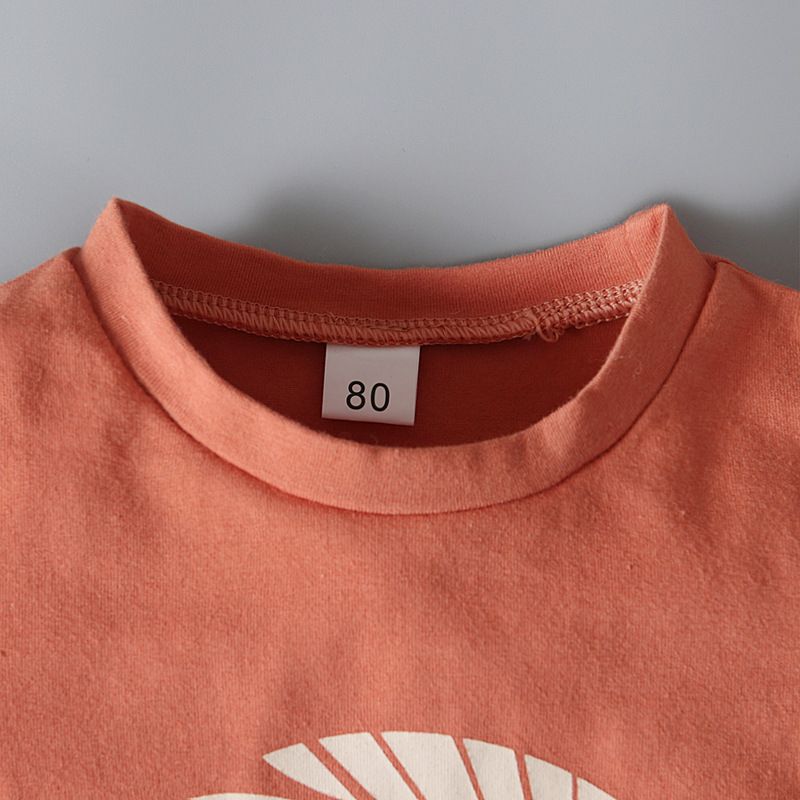 Mère et enfants Style d'été pour filles, haut à manches courtes imprimé avec lettres + short marron clair, vêtements deux pièces pour enfants_voghion.com
