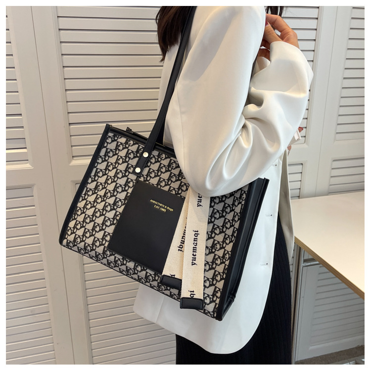 Große Kapazitätstasche für Frauen 2023 neue einfache lässige Umhängetasche Mode Raute Retro-Tasche Handheld-Einkaufstasche für Frauen_voghion.com