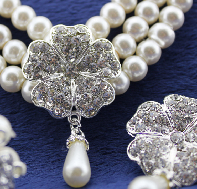 Set di tre pezzi di gioielli da sposa con perle a tre file all'ingrosso di gioielli da sposa, set di tre pezzi con collana e orecchini con quadrifoglio e strass_voghion.com