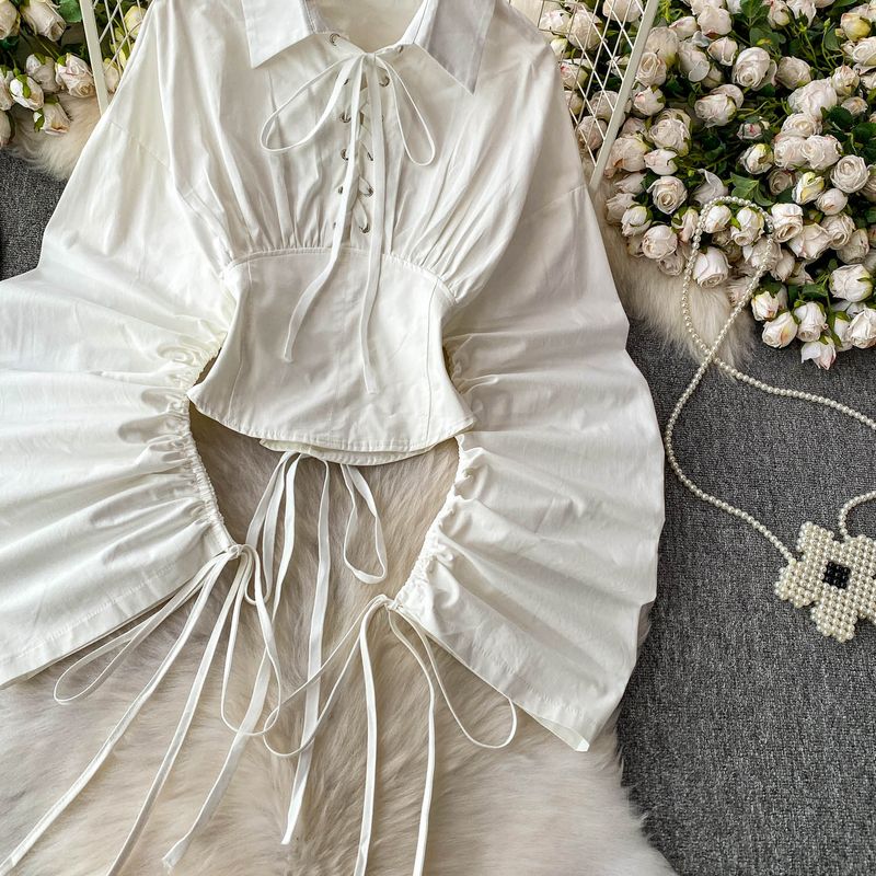 Elegante blusa con lazo en el cuello y mangas acampanadas con volantes: camisa corta de corte entallado para mujer, elegante cuello a capas y diseño que define la cintura en blanco y negro._voghion.com