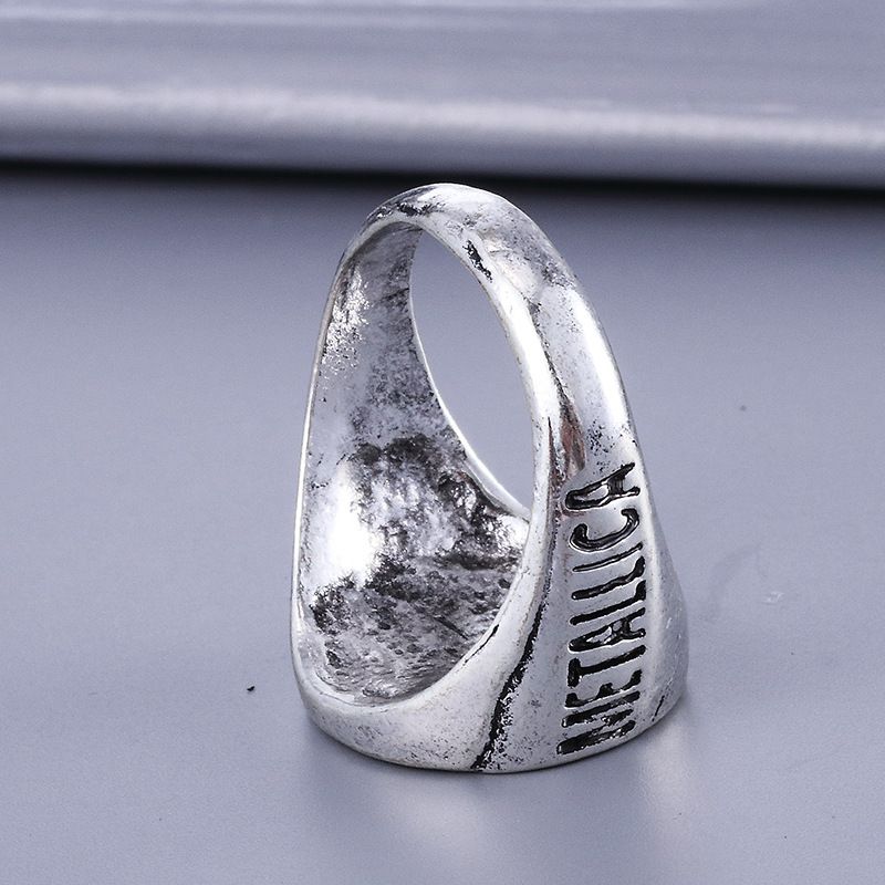 Anello da uomo in argento antico alla moda con motivo rock heavy metal_voghion.com