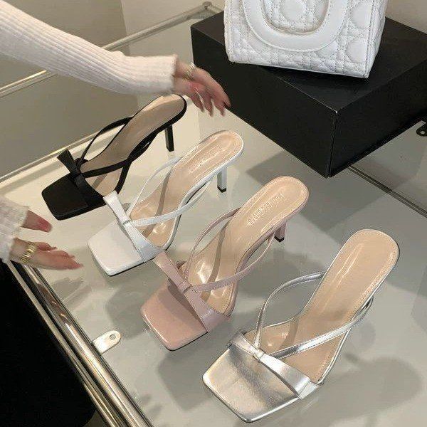 Sandali alti da donna per l'estate 2025, con uno stile da fata con punta tagliata, capispalla alla moda,_voghion.com