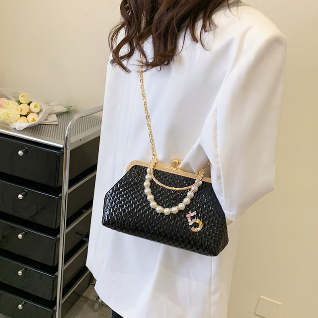 2023 Borse a tracolla di minoranza francese da donna di lusso Borse a tracolla in oro Moda Catena di perle Clip di conchiglia Piccola borsa Eveing Clutch_voghion.com