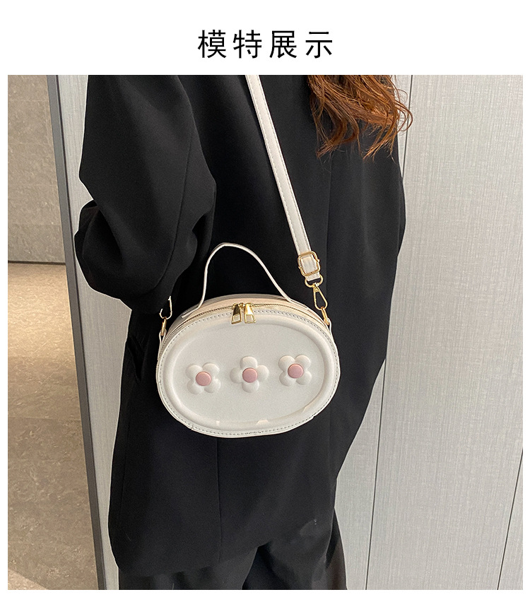 Fresh Trendy Casual Commuter Messenger Bag 2023 Spring New Niche Design fashion simple shoulder bag female bag_voghion.com