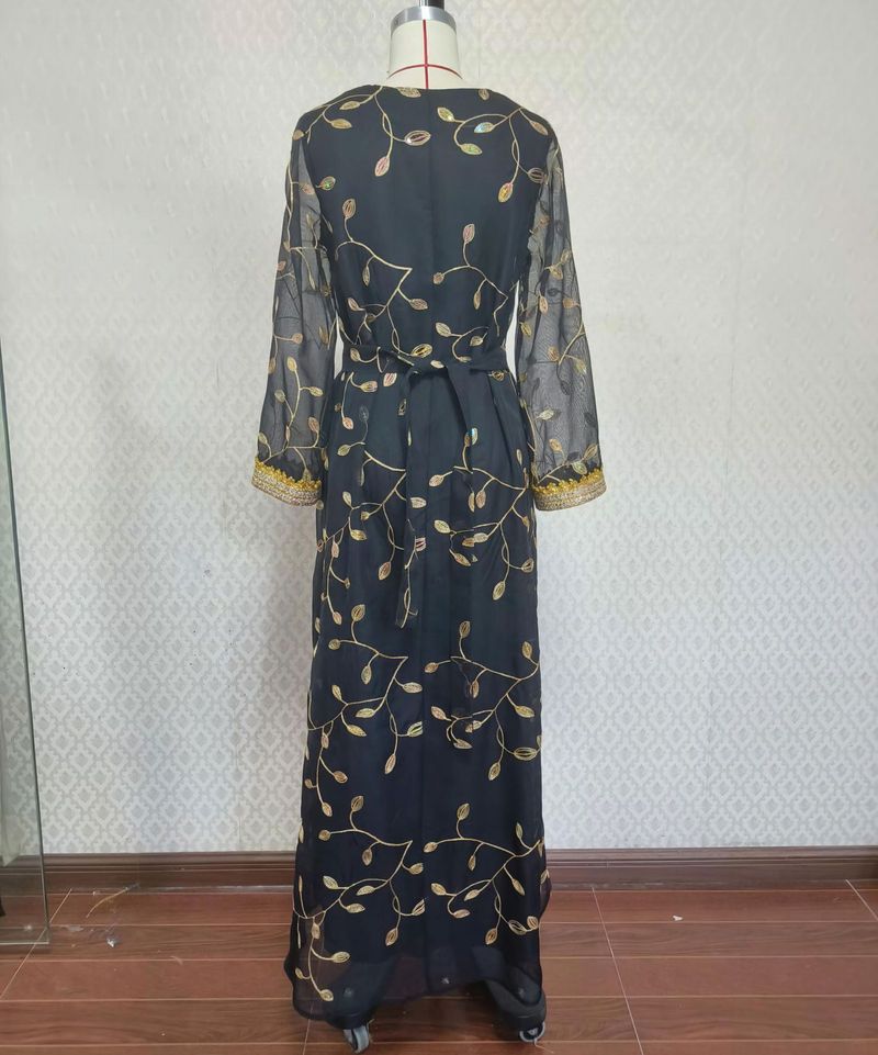 Exquisites, von Dubai inspiriertes, besticktes Abaya-Kleid für muslimische Frauen – Elegantes Party- und Abendkleid mit Blumenapplikation_voghion.com