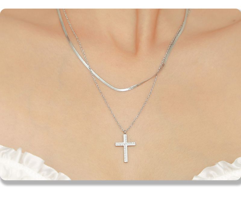 Kreative Halskette mit diagonalem Kreuzanhänger aus Zirkonia für Frauen, Nischenlicht, Luxus, mehrlagige Schlosskette aus Titanstahl für Frauen_voghion.com