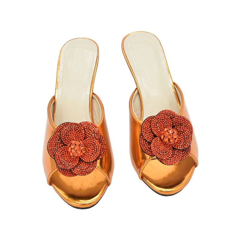 Kombinéiert den Owend mat glänzende Sandalen mat héijen Absätz a ronnem Fëschmond an engem Clutch-Set mat dräidimensionalen Decals_voghion.com
