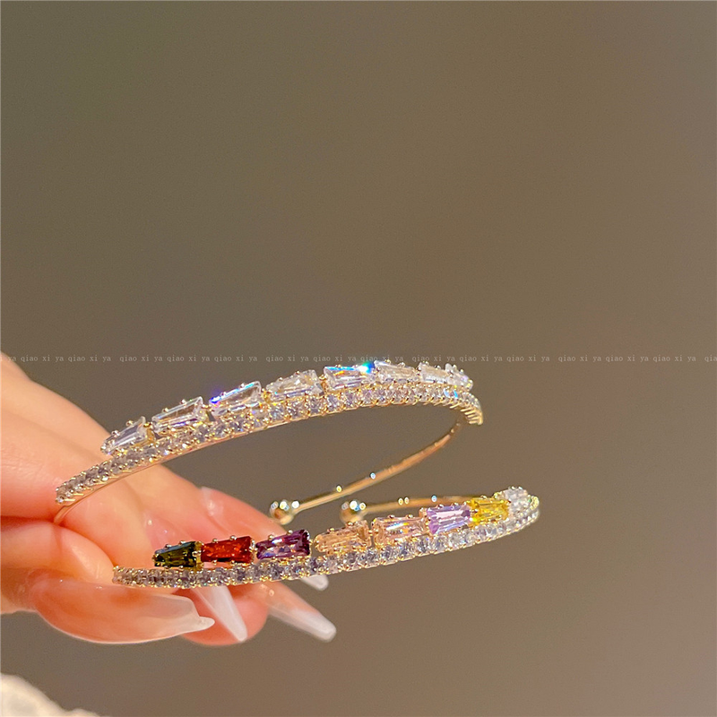 A beautiful, small and colorful bracelet. Small and fresh, it will sparkle. The bracelet inlaid with zircons is gentle J76_voghion.com