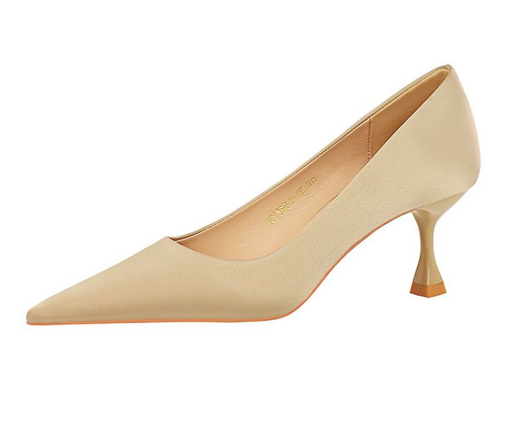 Stilvolle, einfache All-in-One-Weinglas-Absätze mit hohen Absätzen und flachen, spitzen Satinschuhen_voghion.com