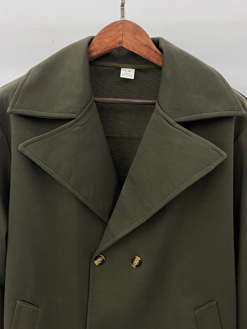 2024. gada rudens/ziemas kompozītmateriāla vīriešu mētelis vidēja garuma divrindu piegriezuma vējjaka ar pogām un atveramu apkakli_voghion.com