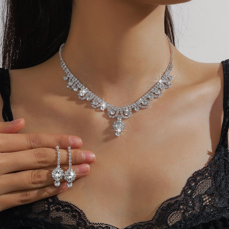 Produttori all'ingrosso di collane europee e americane transfrontaliere con zirconi rossi in rete femminile e orecchini pendenti Joker con catena in metallo per clavicola_voghion.com