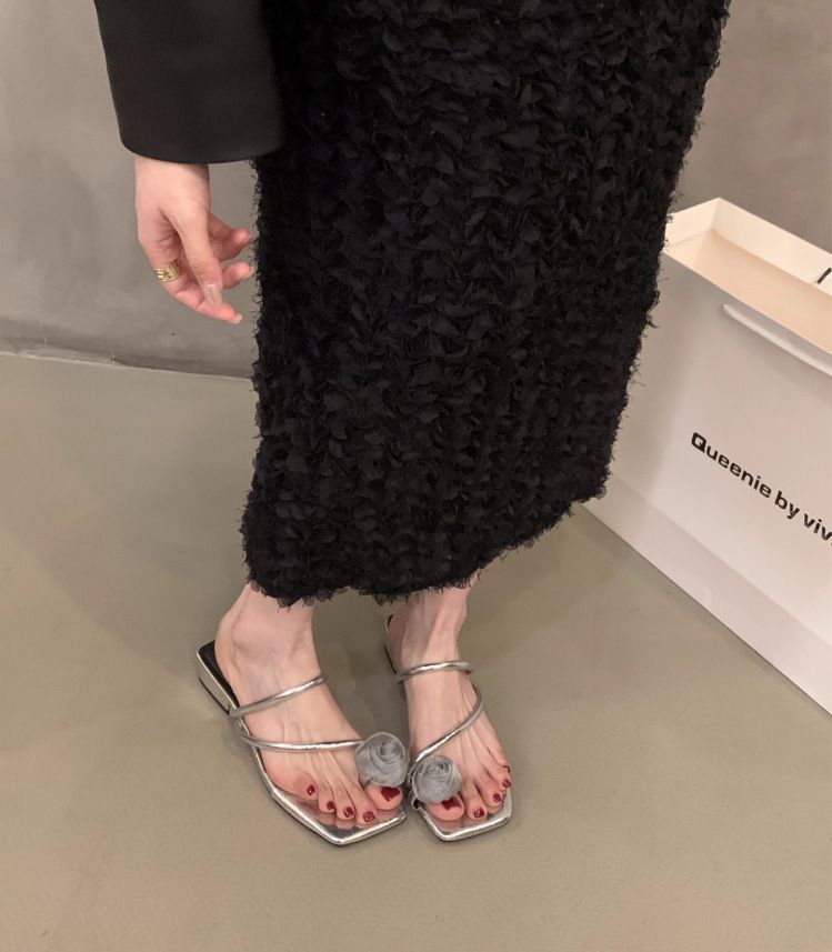 Korean version of women's sandals 2024 new summer flower square head beach shoes versatile toe flip flops flat sandals_voghion.com