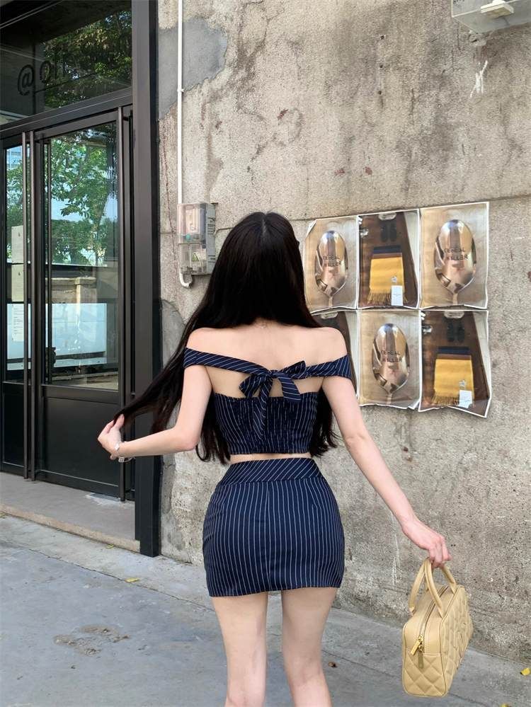 Completo due pezzi a righe per donna, elegante, estivo, con scollo a barchetta, top corto e gonna attillata_voghion.com