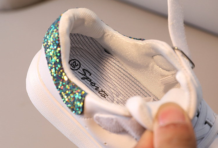 Scarpe da ginnastica bianche lucide con fondo spesso per bambini 2023 Gancio traspirante per bambini in stile coreano; Loop Scarpe casual versatili antiscivolo_voghion.com