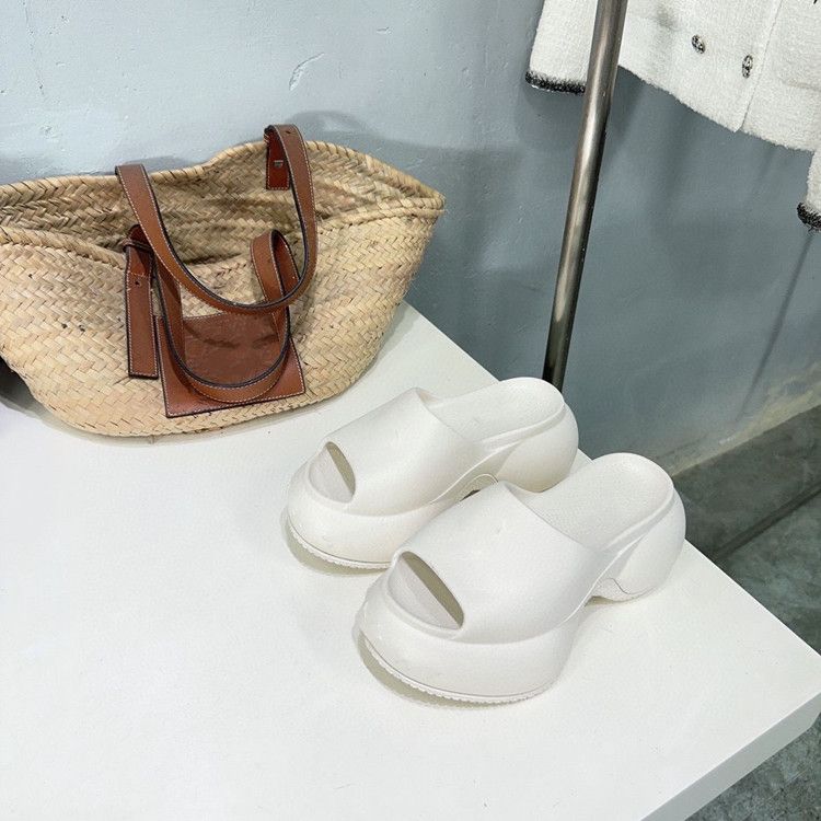 Pantofole di alta qualità a forma di croce per l'estate 2024, con lo stesso stile, per le donne da indossare_voghion.com