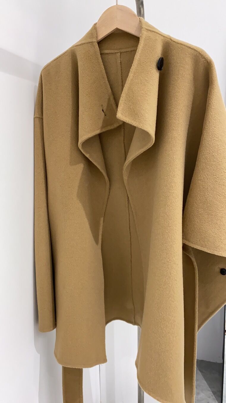 Damen-Cape-Mantel aus Wolle mit asymmetrischem Bindegürtel – doppelseitiger Kaschmir-Wickelmantel für Herbst und Winter in Schwarz und Camel_voghion.com