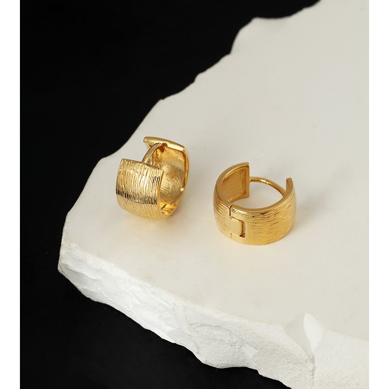 Orecchini in argento sterling spazzolato semplice fibbia per orecchio leggero lusso autunno e inverno nicchia ins stile orecchini donna gioielli di alta gamma_voghion.com