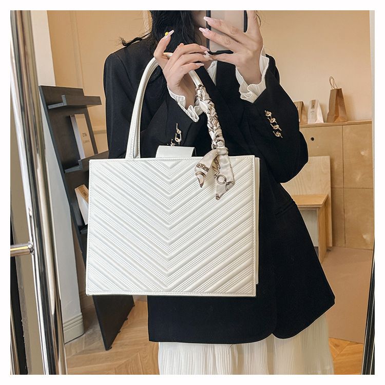 Borsa a tracolla casual a tinta unita con motivo a sciarpa di seta con texture, tendenza moda 2024, Impression Dia_voghion.com