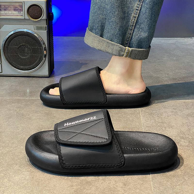 Un paio di nuove pantofole da spiaggia del 2025 da indossare in estate, sandali alla moda e alla moda per gli uomini in stile drag dritto._voghion.com