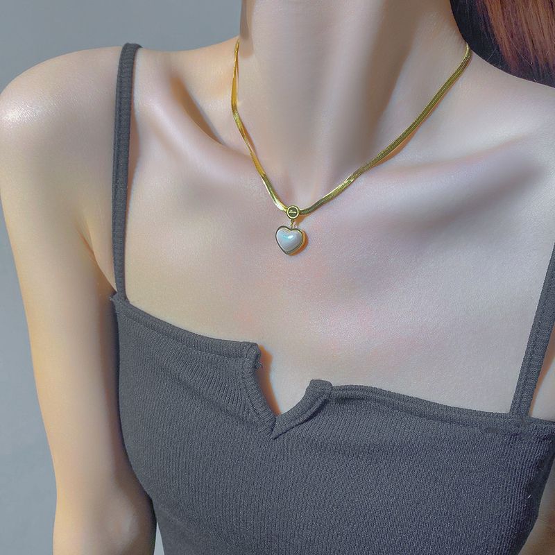 Set di collana e orecchini a forma di cuore retrò - Gioielli di lusso leggeri in acciaio al titanio per donna (elegante catena per clavicola, design di alta gamma)_voghion.com