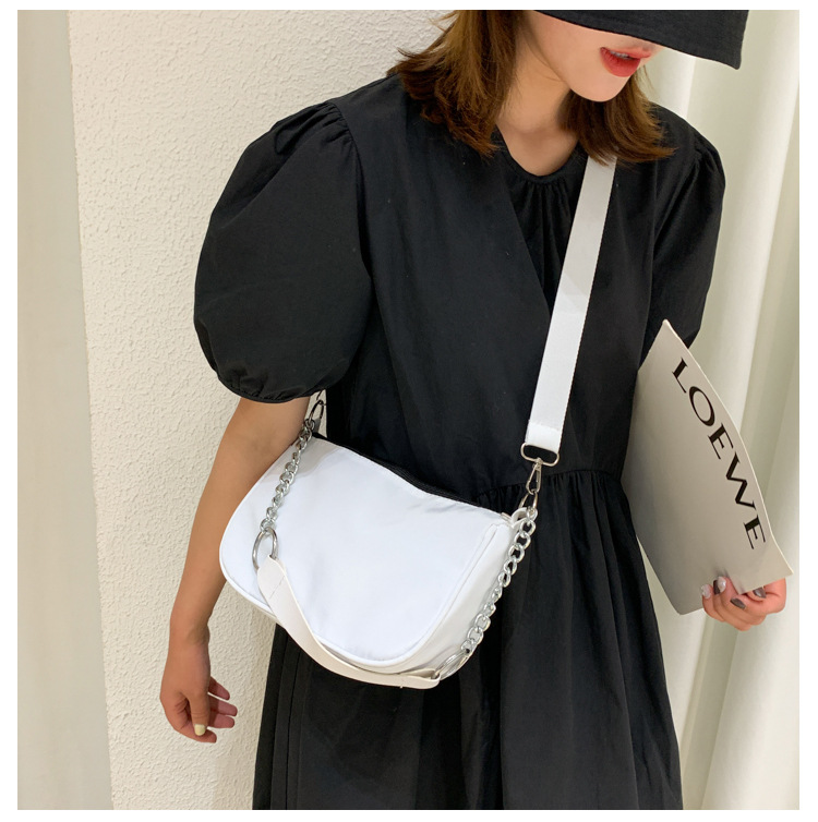 Niche Design Bag Damen 2023 Summer Nei Netz Rout Nylon Ënneraarmtasch High-End Sense One-Shoulder Handtasch mat Ketten_voghion.com