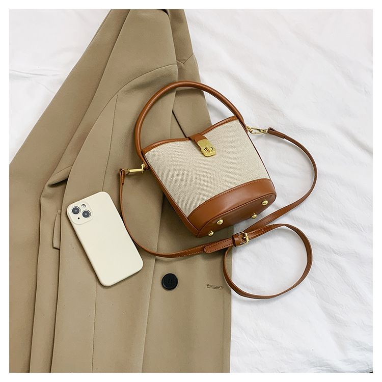 2024 nieuwe tas dames trendy en modieuze draagbare emmertas met klein ontwerp contrasterende kleur splitsen enkele schouder crossbody tas_voghion.com
