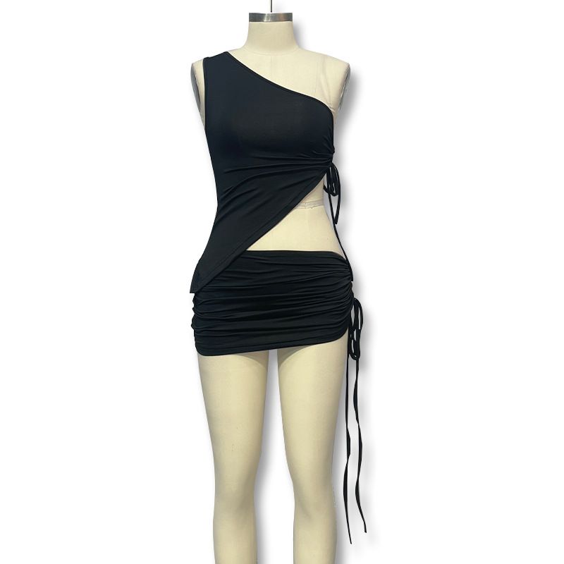 Stile Instagram, moda estiva di nicchia con design monospalla, canotta stropicciata, gonna corta, due pezzi per donna_voghion.com