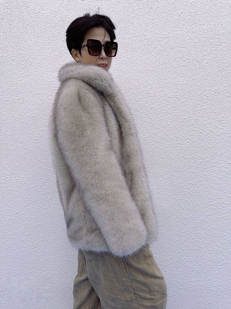 Damenmantel aus Kunstfuchspelz – Warme lange Pufferjacke für den Winter (Blaufuchs, Weiß/Cremegrau, S-L)_voghion.com