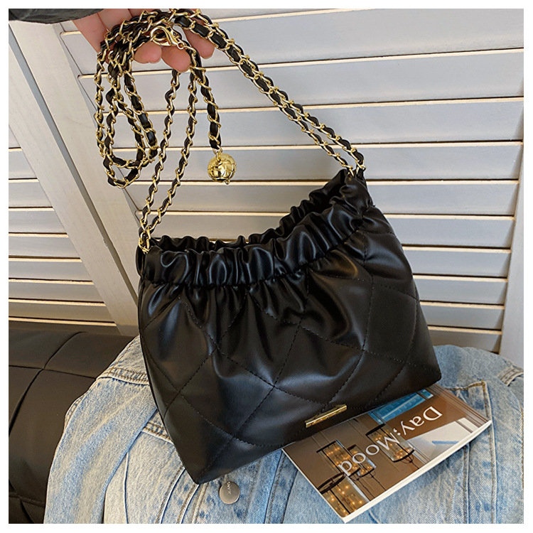 Crossbody-väska för kvinnor, mjukt läder, stor kapacitet Modeveckad kedja Axelväska Fritidsväska Crossbody-väska med dragsko_voghion.com