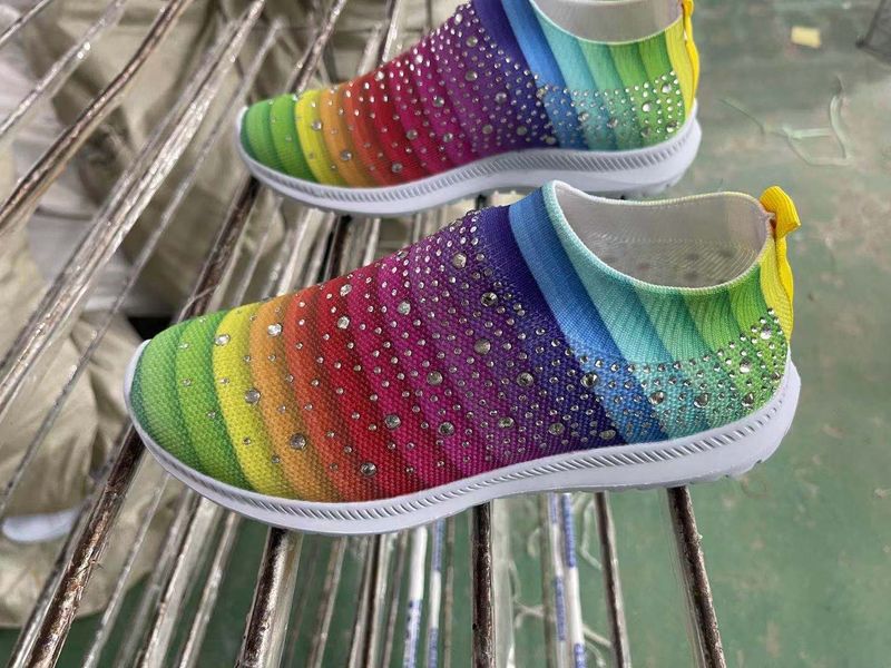 Damen Neue Damen Hot Diamond One Step Sportschuhe Fliegengewebte atmungsaktive glänzende Wanderschuhe Leichte Mutterschuhe Große Größe 43_voghion.com