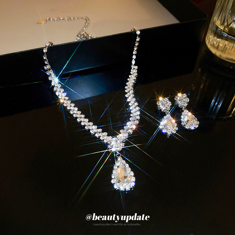 Diamond embellished water drop V-shaped tassel necklace earrings, two piece set, light luxury temperament, niche_voghion.com