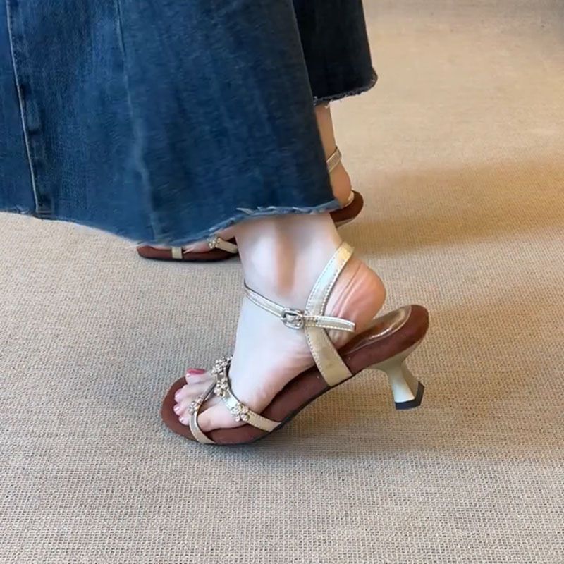 Roupas femininas, Elegantes e de Alta Qualidade, As Mais Indicadas para o Verão, Com Saia Cento e Um, Sapatos Finos de Salto Alto_voghion.com