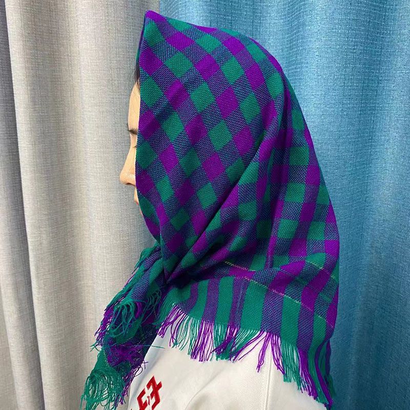 Di mezza età in primavera estate, donne anziane con protezione solare, antivento e antipolvere, che indossano il velo,_voghion.com