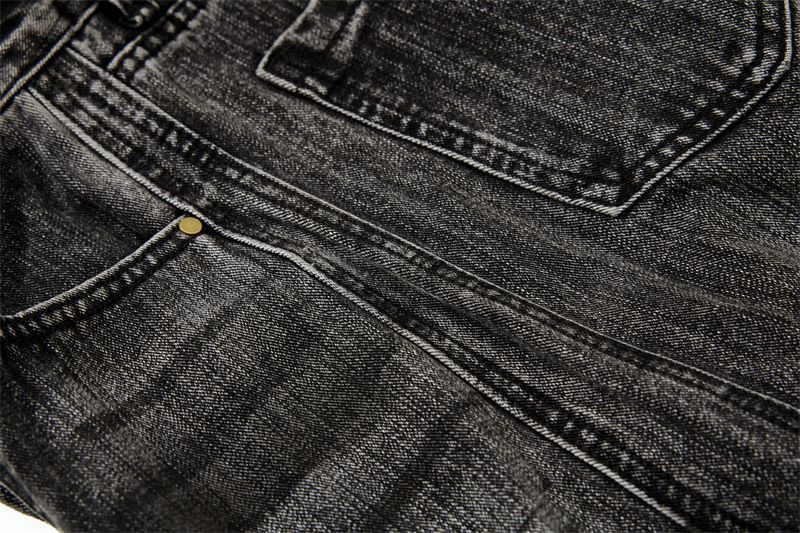 Jeans streetwear effetto used: denim patchwork oversize con orlo grezzo e dettagli ricamati per un tocco urbano_voghion.com
