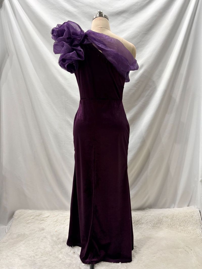 Damenbekleidung, schräge Schultern, glänzendes Netz, langer Bankettrock, elegantes, hüftiges Fischschwanz-Samtkleid_voghion.com