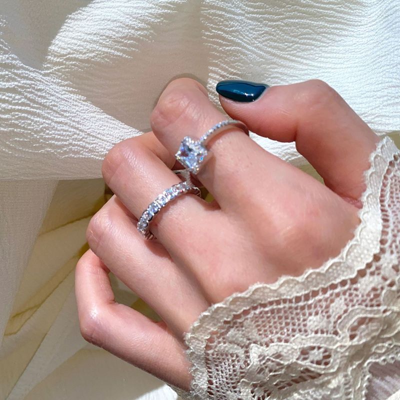 Anello in argento sterling con zircone super flash di lusso leggero in design di nicchia, anello con diamante quadrato e vento freddo 5853-J_voghion.com