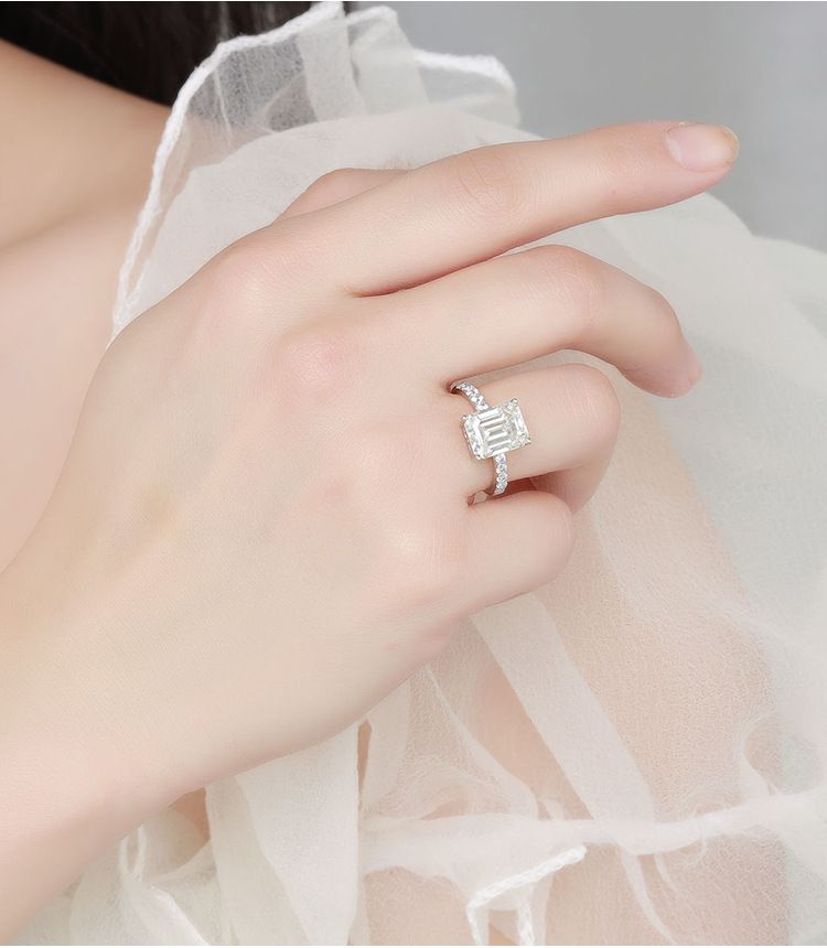 4 karat smaragdslebet Mosang-ring til kvindelig niche, high-end let luksus Instagram med indlagte diamanter i rent sølv._voghion.com