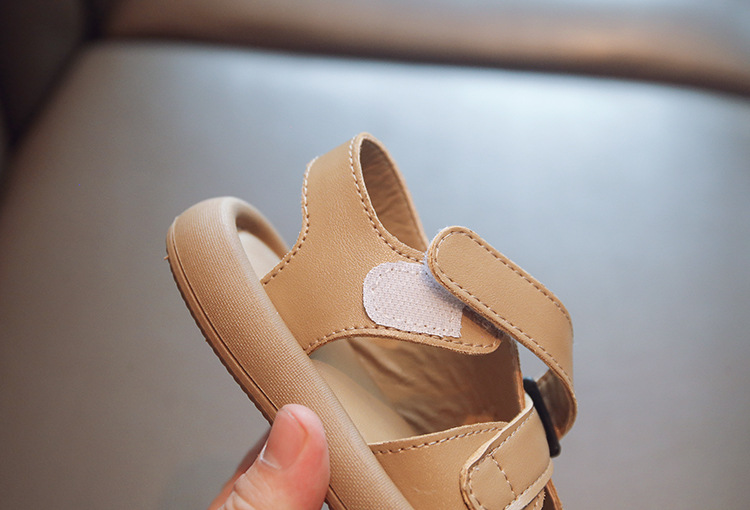 2024 Sandali versatili per bambini semplici alla moda da spiaggia della nuova ragazza estiva 2024 Scarpe singole di marca alla moda con suola morbida_voghion.com