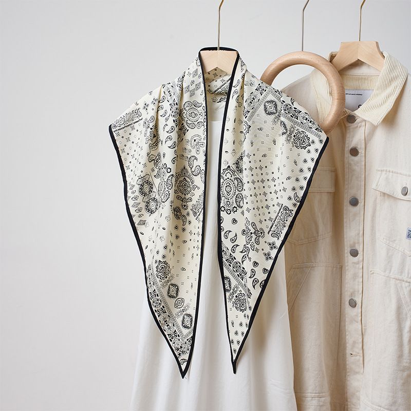 Foulard triangle en soie imprimé cajou pour femme, style sergé, ambiance estivale_voghion.com
