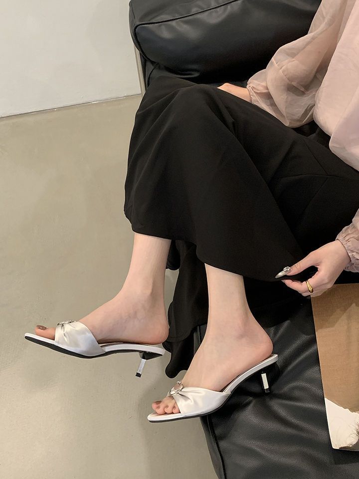 2025 Sommermode Offene Damenschuhe One Line Drag Middle Round Head Seidensandalen, Nischen-Metallschnalle Cat Heel_voghion.com