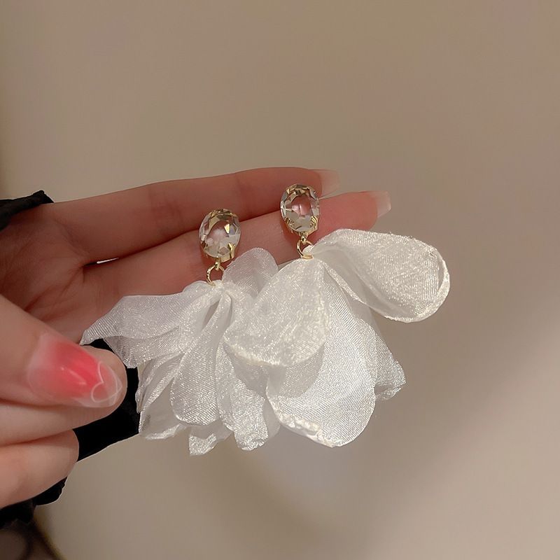 Orecchini con perle e diamanti in argento con frange a forma di fiore, orecchini di nicchia, temperamento atmosferico, orecchini di lusso leggeri e di alta gamma._voghion.com
