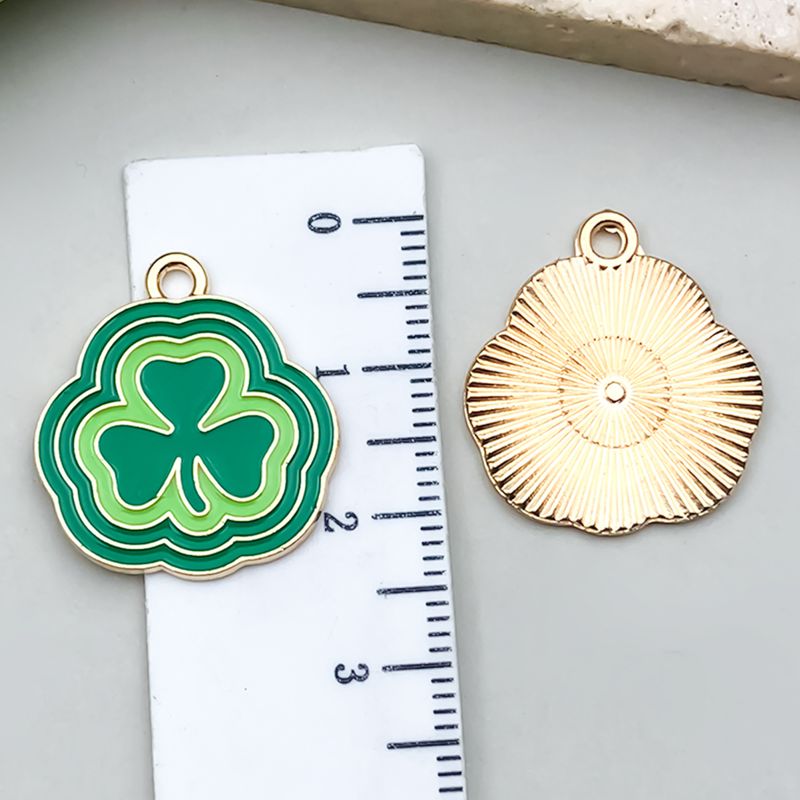 Set di accessori per gioielli fai da te Lucky Clover - 15 pezzi di ciondoli a forma di quadrifoglio e trifoglio per collana, portachiavi, ciondolo (verde, stili misti)_voghion.com